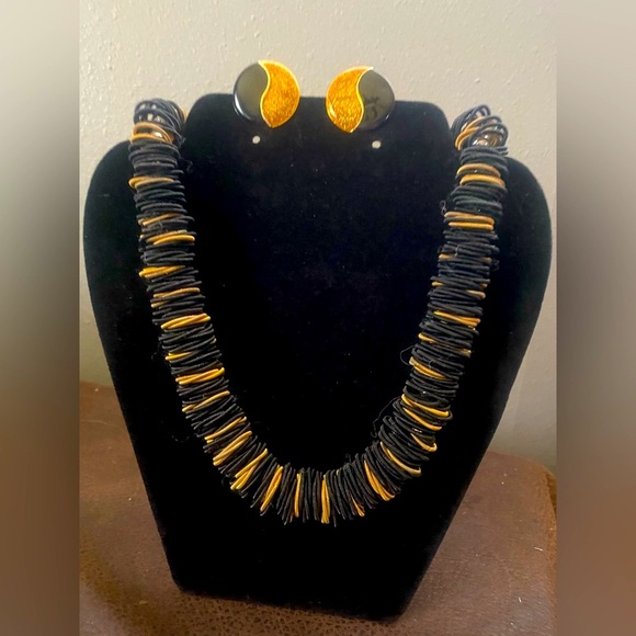 Elegant Black and Gold Chunky Necklace Magnetic Closure and Clip on Earrings - Picture 1 of 9